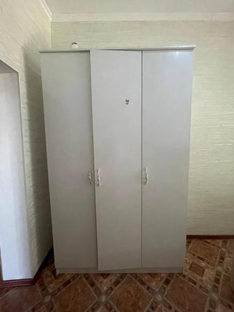 Шифоньер трехдверный