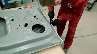 Нанесение шовного герметика на детали Автомабиля