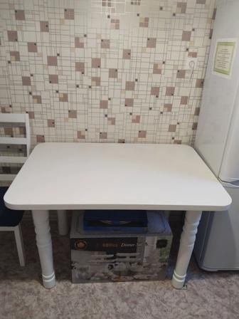 Кухон стол с 4 мягкими стульями в идеальном состояний цвет белый