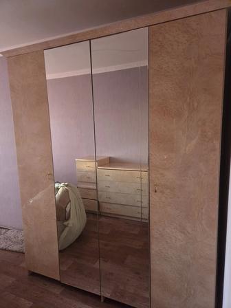 Продам большой вместительный шкаф с зеркалом во весь рост