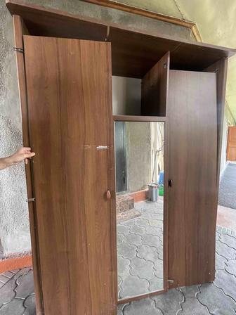 Отдам даром шифоньер и комод и тумбой