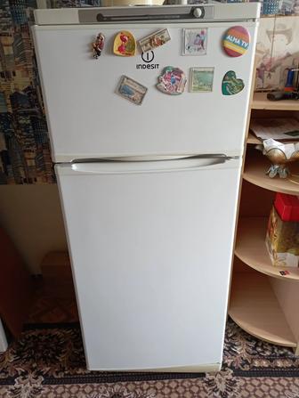 Продам холодильник indesit