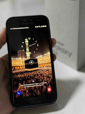 Смартфон Samsung Galaxy A3 (2017)