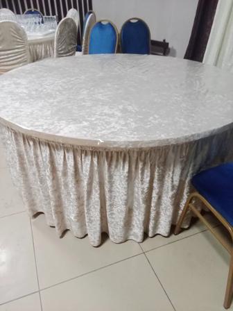 Продам банкетный круглый стол диаметр 180 см и 12 стульев с чехлами