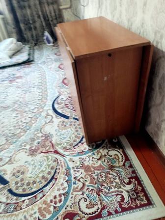 Книжный стол