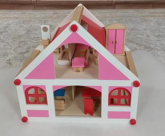 Деревянный домик для кукол экологичный, прочный.