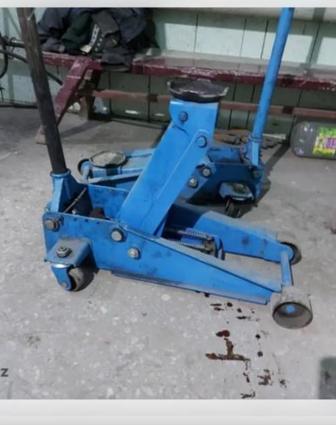 Продам домкрат 3 тонный