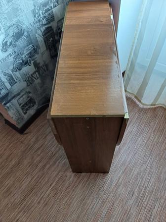 Продам стол книжку