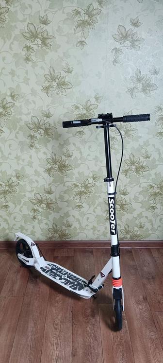 Самокаты взрослые новые черный и белый