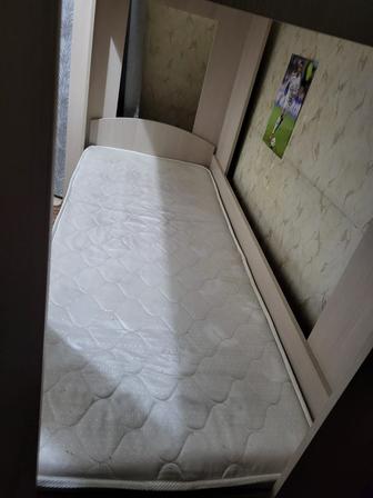 Продам двухъярусную кровать с матрасами