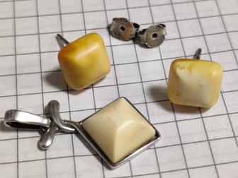 Серьги с кулоном из белого янтаря