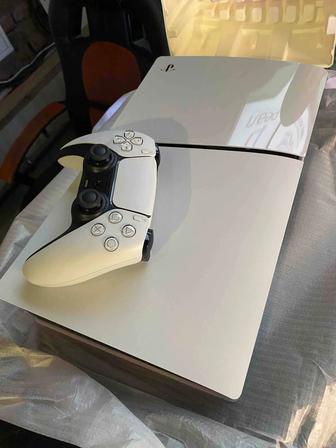 Продам Playstation 5 cfi 2000 с играми, на гарантии с двумя джойстиками.