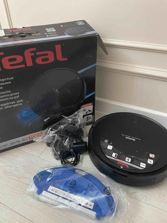 Робот пылесос Tefal X-Plorer Serie 40 черного цвета.