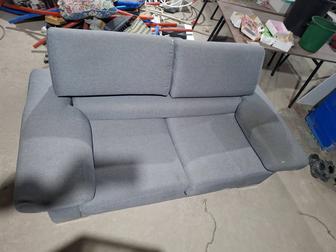 Диван синий тканевый