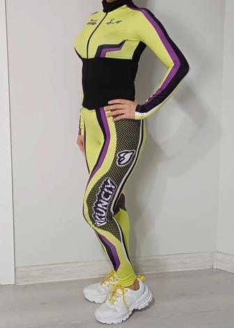 Спортивный комбинезон
