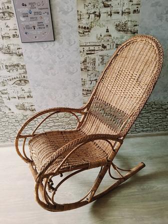 Продам кресло качалку из ротанга