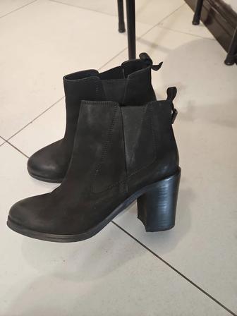 Продам полусапожки женские в отличном состоянии.