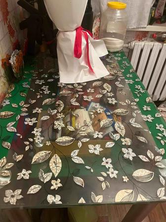 Продам стеклянный стол