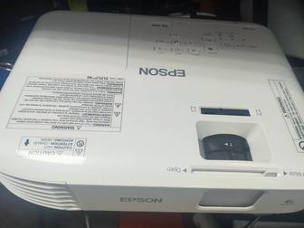 Проектор Epson  X05 c экраном на треноге