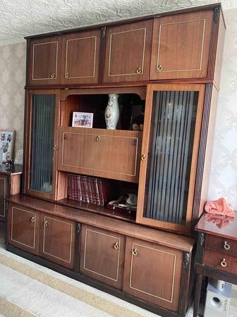 Стенка из красного дерева