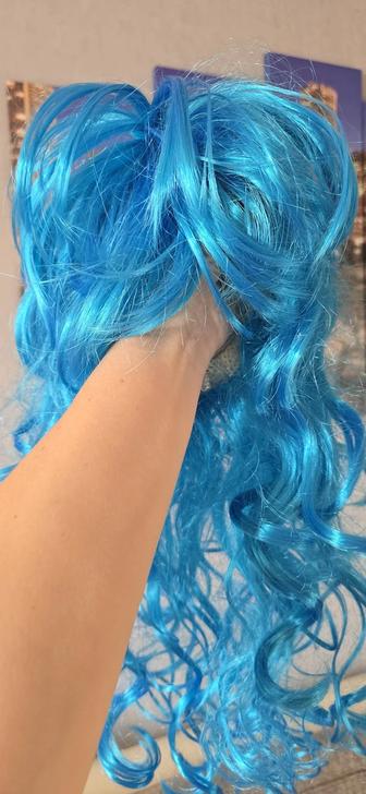 Парик голоубого цвета