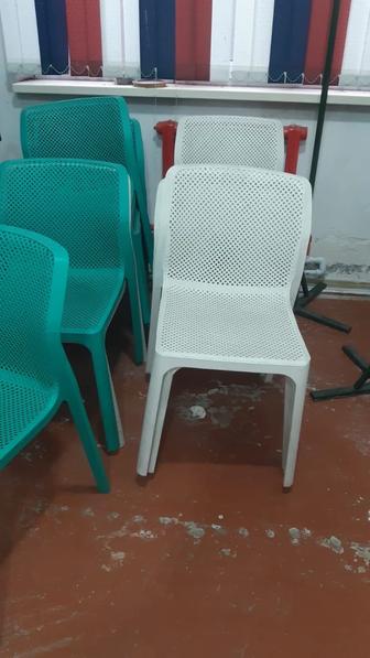 Продам пластиковые стулья