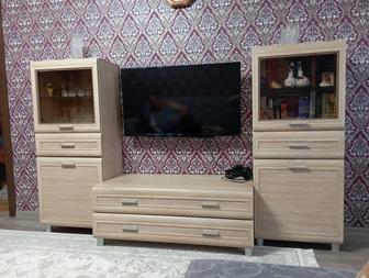 Шкаф со стеклом 2 шт, тумба под ТВ, столик журнальный