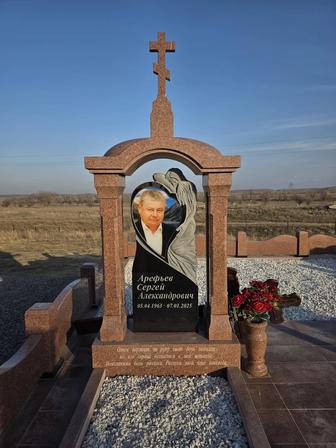 Изготовление памятников , гранитных комплексов, оградки