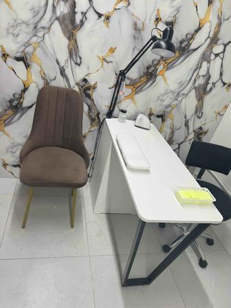 Маникюрный стол , стулья