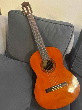 Продам акустическую гитару Yamaha C40!