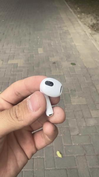 левое ухо airpods 3