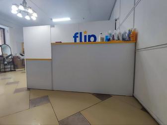 СРОЧНО! Продам торговое оборудование Ресепшен, тумба, стеллажи