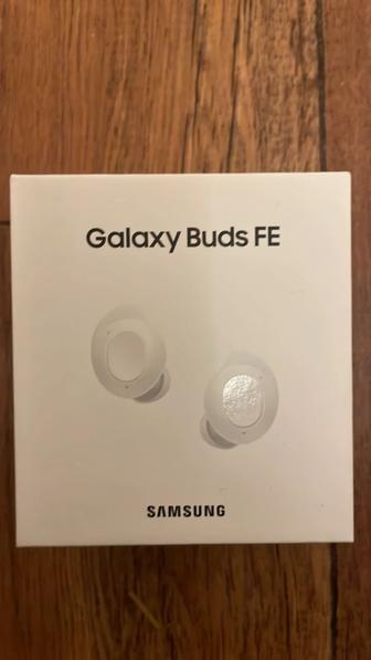 Наушники Samsung Galaxy Buds FE белый