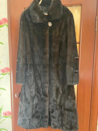 Шуба в очень хорошем состоянии ,размер м,л.Стоимость 50 тыс.