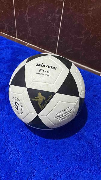 Футбольный мяч Mikasa