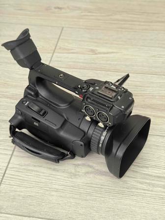 Продам камеру Canon XF100 комплект (3 аккумулятора, микрофон, ручка) пр