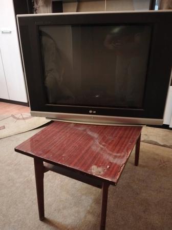 Отдам даром самовывоз телевизор и журнальный столик