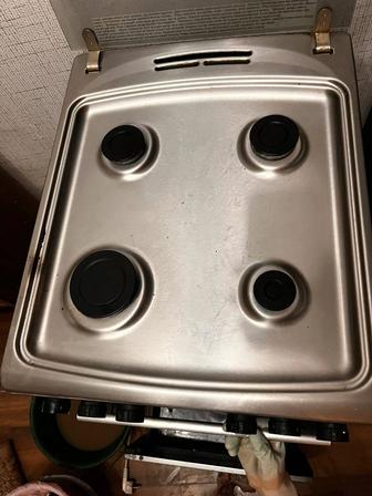 Продаю 4 камфорную газ, снизу духовка