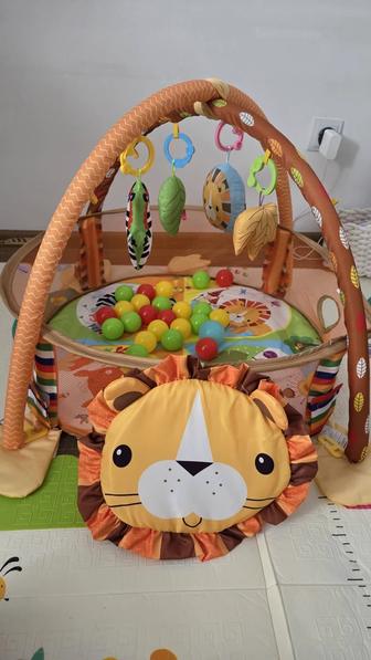 Продам развивающий коврик с шариками и 4 игрушками за 5000
