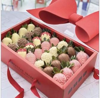 Клубника в шоколаде, а также курма, банан, гранат в шоколаде.