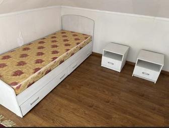 Комплект мебели в комнату (шкаф, стол, кровать, тумбы)