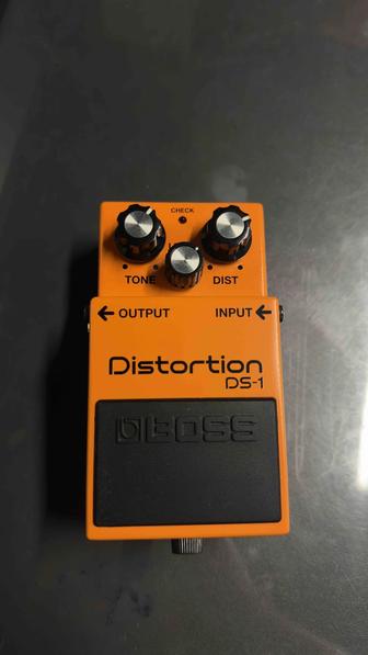 Педаль Distortion BOSS DS-1