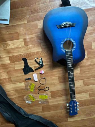 Акустическая гитара с чехлом и фулл комплектом готова к игре