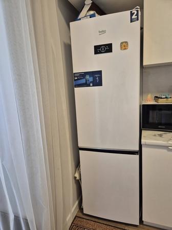 Продается Холодильник с действующий гарантией