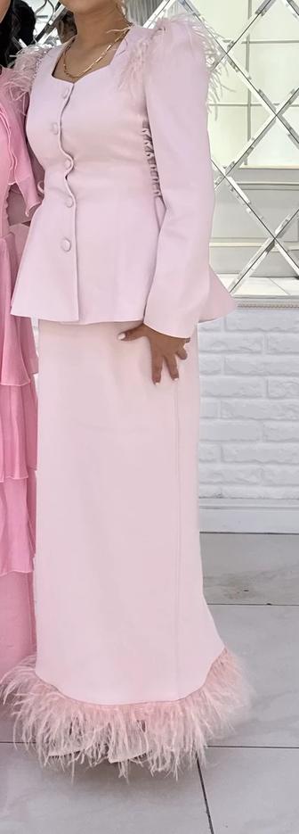 Платья пудра! Один раз одевала. Двойка костюм с перьями!