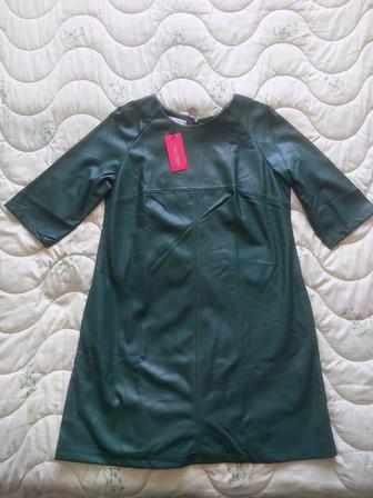 Женское платье из экокожи.