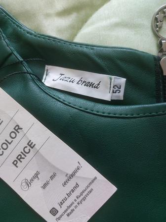 Женское платье из экокожи.