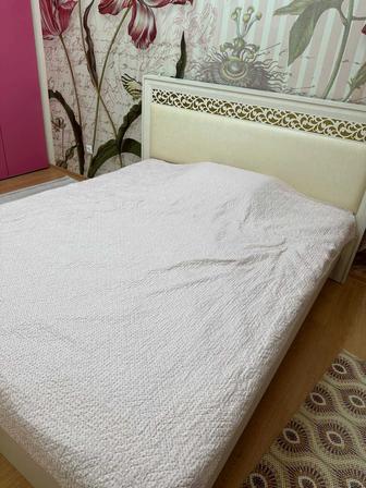 Продам кровать и две тумбы
