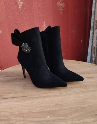 Элегантные замшевые ботильоны