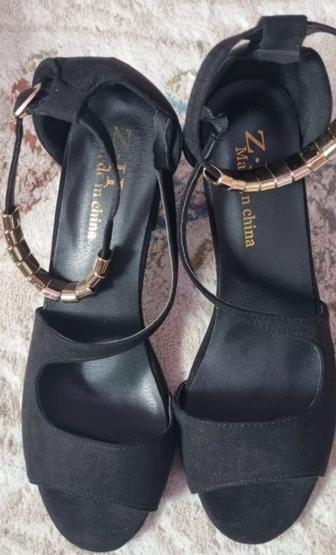 Продам босоножки